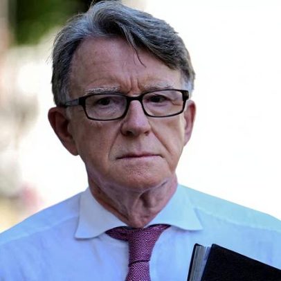Polícia britânica busca propriedades em investigação de Mandelson e Epstein