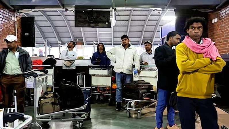 Pasajeros varados en el aeropuerto internacional Tribhuvan en Nepal, tras la suspensión a vuelos a Doha, Dubái y Abu Dhabi.