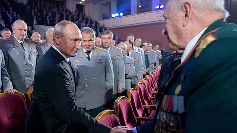 El presidente ruso, Vladímir Putin, y el entonces ministro de Defensa, Serguéi Shoigu, en la ceremonia por los 100 años del servicio de inteligencia militar, GRU, en noviembre de 2018 en Moscú.