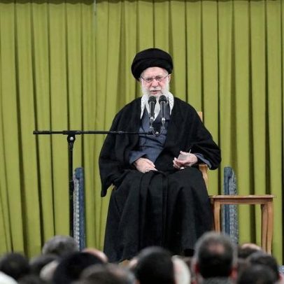 Israel e EUA atacam enquanto líder iraniano se reúne com círculo próximo