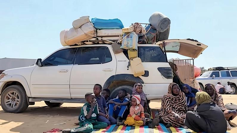 Familias sudanesas desplazadas que huyeron de los enfrentamientos en El Fasher, capital de Darfur del Norte, después de que las Fuerzas de Apoyo Rápido (FAR) tomaran el control de la ciudad.