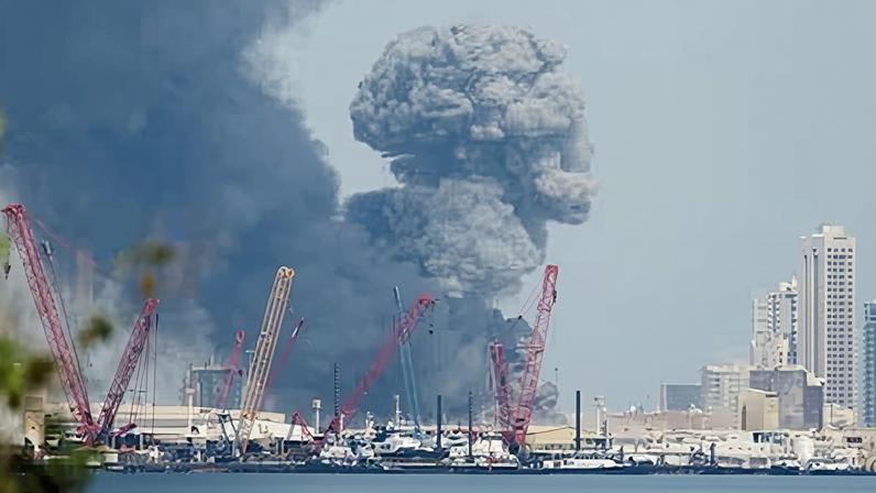 Una columna de humo emerge de Baréin este sábado.