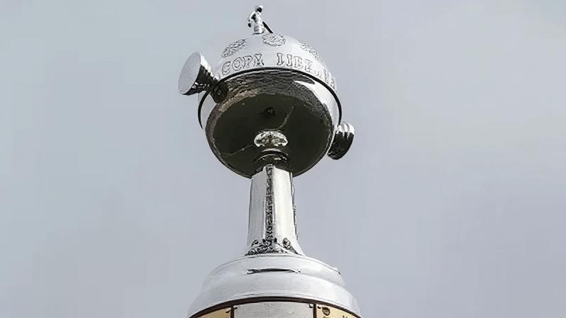 Troféu da Libertadores no estádio Monumental, em Lima, no Peru