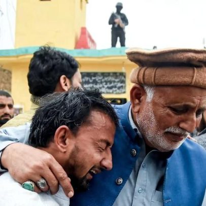 Milhares em Islamabad lamentam 31 mortos em ataque suicida a mesquita xiita