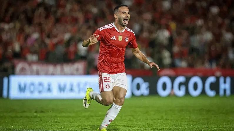 Thiago Maia comemorando gol marcado no duelo entre Internacional e Ypiranga (Foto: Reprodução/X)