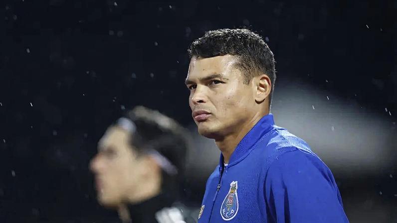 Thiago Silva em Casa Pia x Porto (Foto: FILIPE AMORIM/AFP)