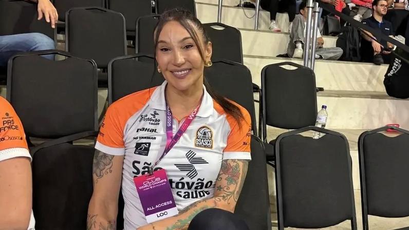 Oposta atendeu os fãs e acompanha estreia do Osasco da arquibancada (Foto: Beatriz Pinheiro/ Lance!)