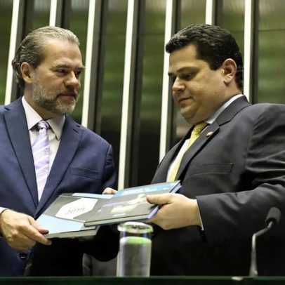 Parlamentares pressionam Toffoli por investigação e impeachment no caso Master