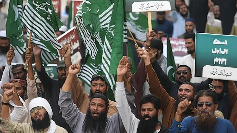 Manifestación a favor de los ataques contra Afganistán, este sábado en Karachi (Pakistán).