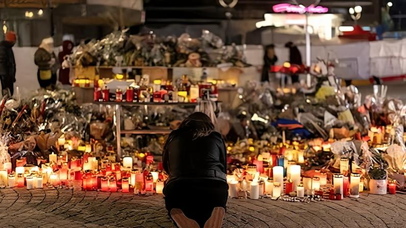 Velas y flores en recuerdo de las víctimas del bar Le Constellation, el 5 de enero en Crans-Montana, en los Alpes suizos.