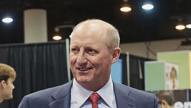 Executivo reforça disciplina operacional e continuidade da governança ao assumir comando após mais de seis décadas de liderança de Buffett