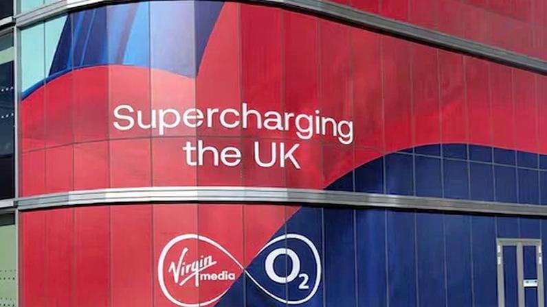 Logo de Virgin Media O2 en un edificio en Reino Unido.