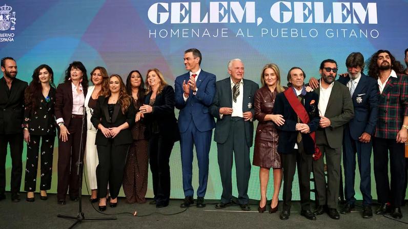 Pedro Sánchez, en el centro, durante el acto de homenaje al pueblo gitano este sábado, 21 de febrero de 2026, en La Moncloa.