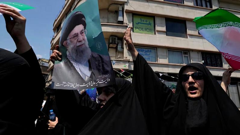 Manifestantes iraníes sostienen una imagen del ayatolá Ali Jameneí en protestas en Teherán tras el ataque de Israel en junio de 2025.