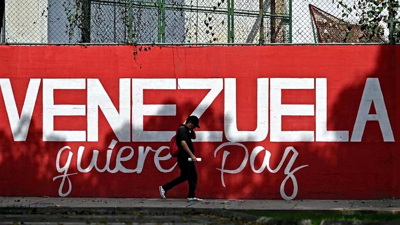 'A Venezuela quer paz', diz mensagem em muro em Caracas, em 7 de janeiro de 2026. Foto: Juan Barreto/AFP