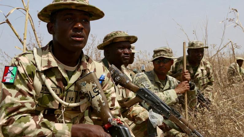 A U.S. Army soldier (2R) trains Nigerian Army soldiers at a military compound in Jaji, Nigeria, February 14, 2018.