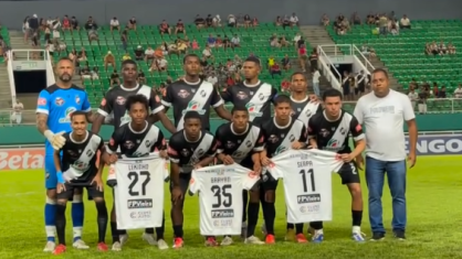 Elenco do Vasco-AC homenageia jogadores presos por suposto estupro