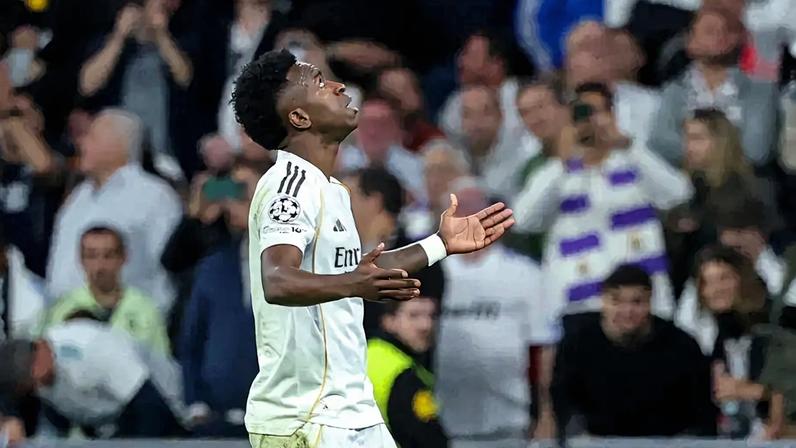 Vini Jr comemorando o gol feito pelo no duelo entre Real Madrid x Benfica (Foto: Pierre-Philippe Marcou/AFP)