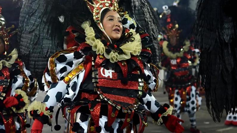 Ala da Viradouro teve escudos de Flamengo e Vasco no Carnaval 2026 (Foto: Luiza Monteiro / Riotur)