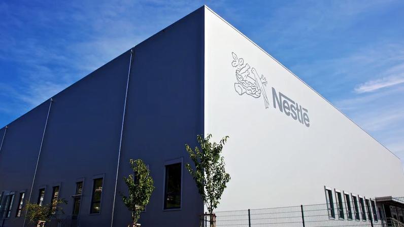As ações da Nestlé caíram no início do pregão em Zurique na sexta-feira, enquanto as da Danone pouco mudaram.