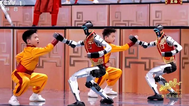 Un momento del número de acrobacias entre niños y robots humanoides durante la Gala del Festival de Primavera de la CCTV por el Año Nuevo Lunar chino, el lunes.