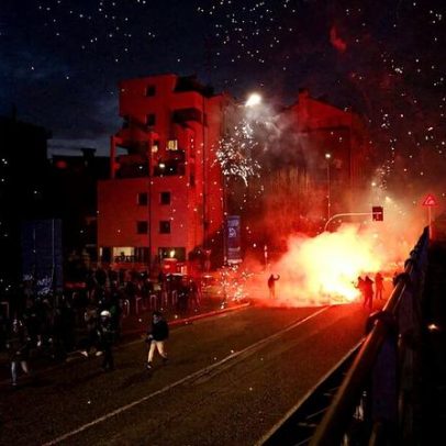 Manifestantes encapuzados lançam sinalizadores contra a polícia em Milão