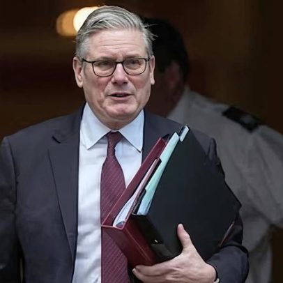 Starmer enfrenta crise após nomeação de Mandelson como embaixador ligado a Epstein