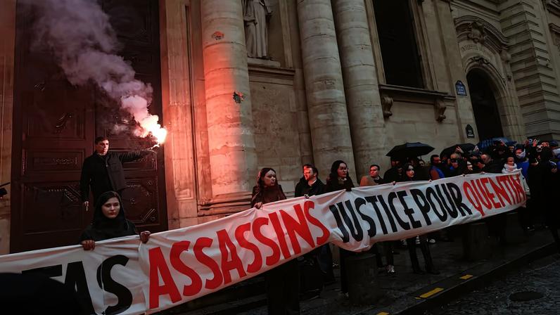 Decenas de personas sujetan una pancarta en protesta por el asesinato de Quentin D., el domingo en la plaza de la Sorbonne, en París.