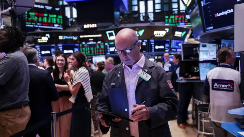 Operador na Bolsa de Nova York: volatilidade nas ações tecnologia (Foto: Jeenha Moon / Reuters)
