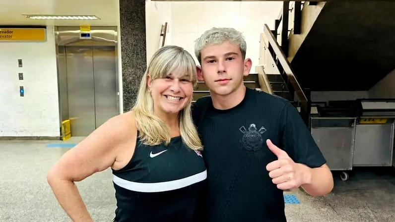 Mãe e filho em Guarulhos após título do Corinthians na Supercopa (Foto: Guilherme Lesnok/Lance!)