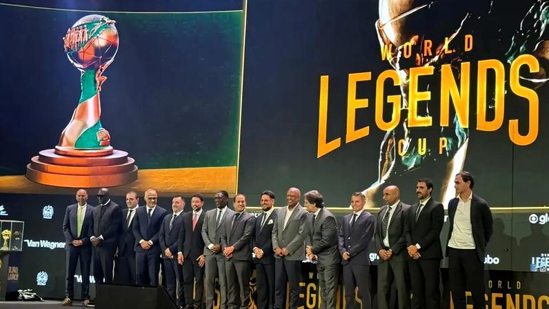 Jogadores que vão participar da Legends Cup durante evento de lançamento do torneio (Foto: Pedro Ernesto/Lance!)