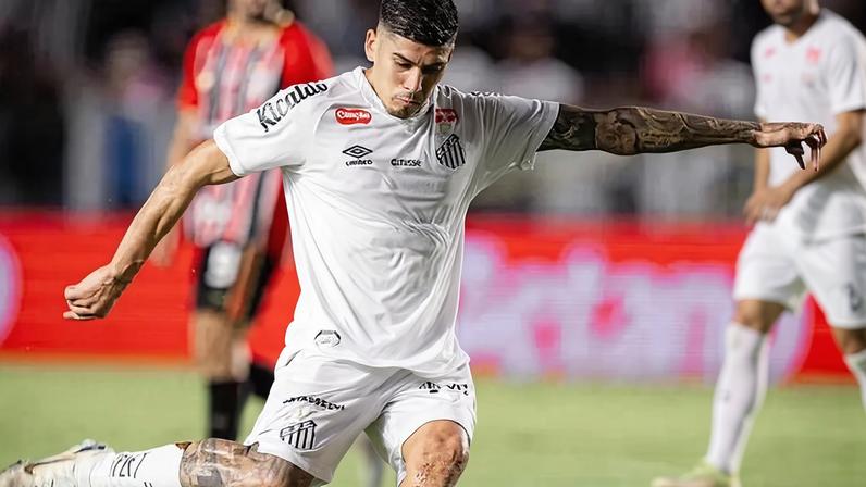 Adonis Frías em lance que resultou no gol do Santos contra o São Paulo (Foto: Raul Baretta/ Santos FC)