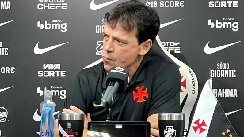 Fernando Diniz em coletiva após Vasco x Chapecoense (Foto: Pedro Cobalea/Lance!)