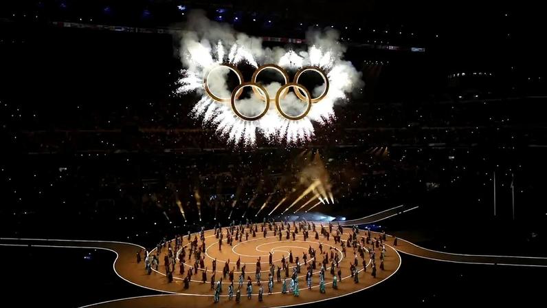 Anéis olímpicos foram elevados nesta sexta-feira, na Itália