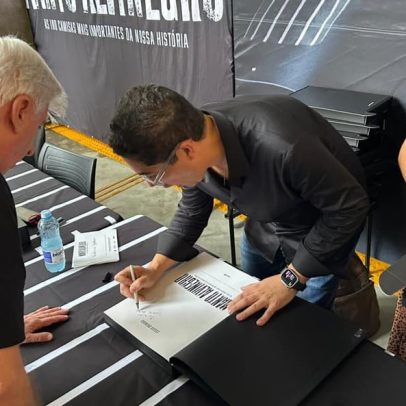 Livro sobre a história das camisas do Corinthians é lançado no Museu do Futebol