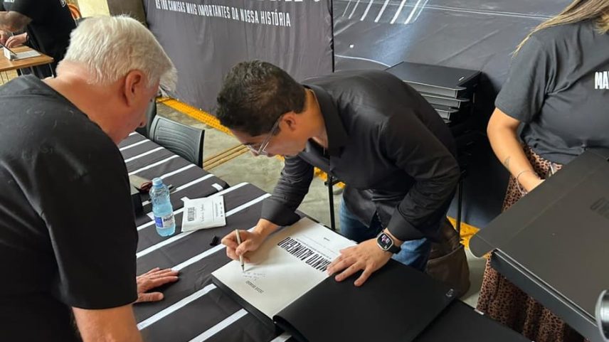 Livro foi lançado no Pacaembu (Foto: Guilherme Lesnok/Lance!)