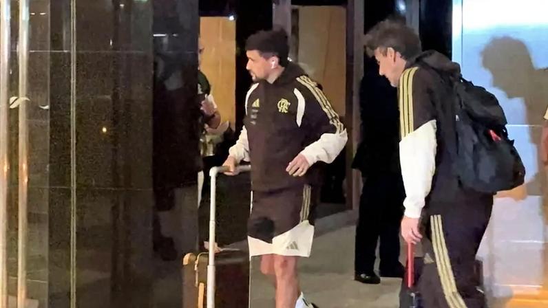 Arrascaeta durante a chegada à Argentina (Foto: Lucas Bayer/Lance!)