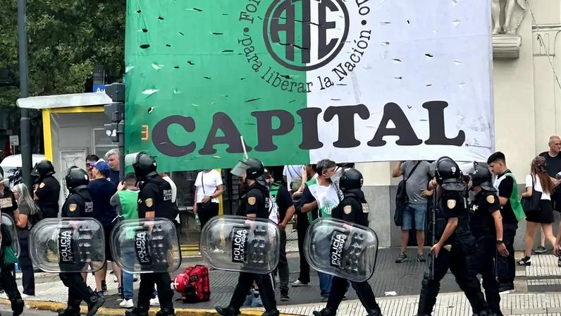 Policiamento reforçado em protestos na Argentina (Foto: Lucas Bayer / Lance!)