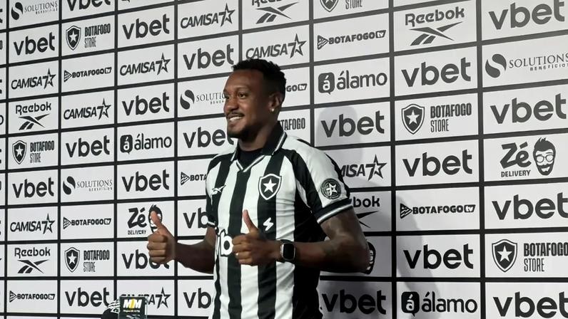 Edenílson foi apresentado pelo Botafogo (Foto: Leonardo Bessa/Lance!)