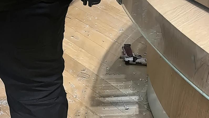 Imagem mostra arma no local do crime/ ainda não se sabe se o revolver foi usado