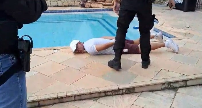 Momento em que Adilsinho foi localizado por policiais e preso em uma casa de Cabo Frio (RJ) – imagem: Polícia Civil do Rio de Janeiro/reprodução