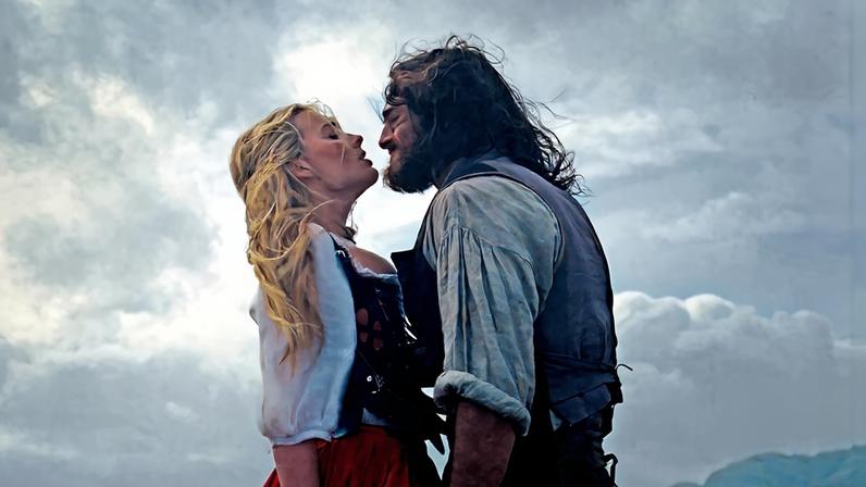 Amores. O filme de 2026, em cartaz desde a quinta-feira 12, foi criticado pela escolha de Margot Robbie e Jacob Elordi para o elenco. Laurence Olivier e Ralph Fiennes viveram Heathcliff nos anos 1930 e 1990 – Imagem: Warner, Paramount Pictures e Samuel Goldwyn