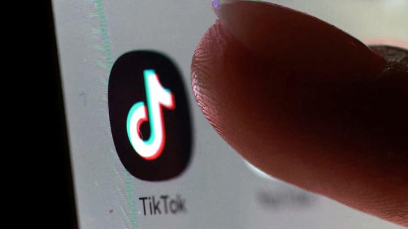 The TikTok app icon on a smartphone in this illustration taken October 27, 2025. REUTERS/Dado Ruvic/Illustration