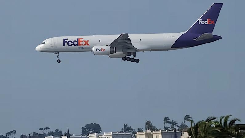 Un avión de Fedex se dispone a aterrizar en el aeropuerto de San Diego.