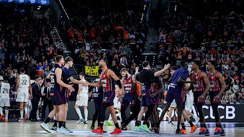 Los jugadores del Baskonia celebran su victoria en la final de la Copa del Rey ante el Real Madrid.