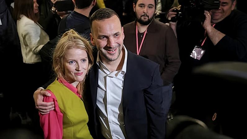 La candidata de los verdes, Hannah Spencer, junto al líder del partido, Zack Polanski, en la madrugada de este viernes en Manchester.