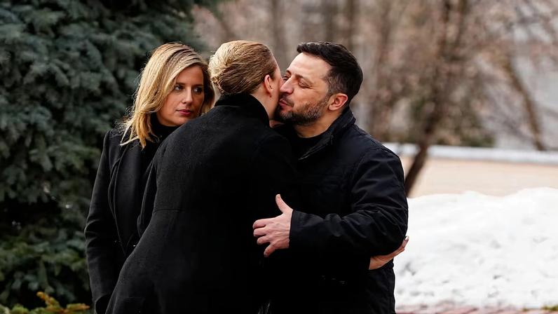 Olena y Volodímir Zelenski reciben a la primera ministra danesa, Mette Frederiksen, antes de una misa en la catedral de Santa Sofía de Kiev.