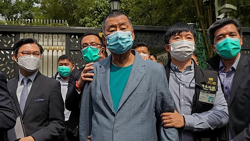 Jimmy Lai, en el centro, durante su arresto en 2020.