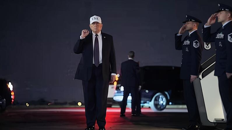 El presidente de EE UU, Donald Trump, este viernes en el aeropuerto de Palm Beach, en Florida.