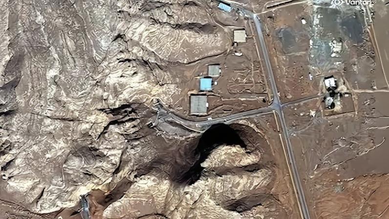 Imágenes satelitales de una de las entradas de la instalación nuclear de Isfahán (Irán), en noviembre de 2024.